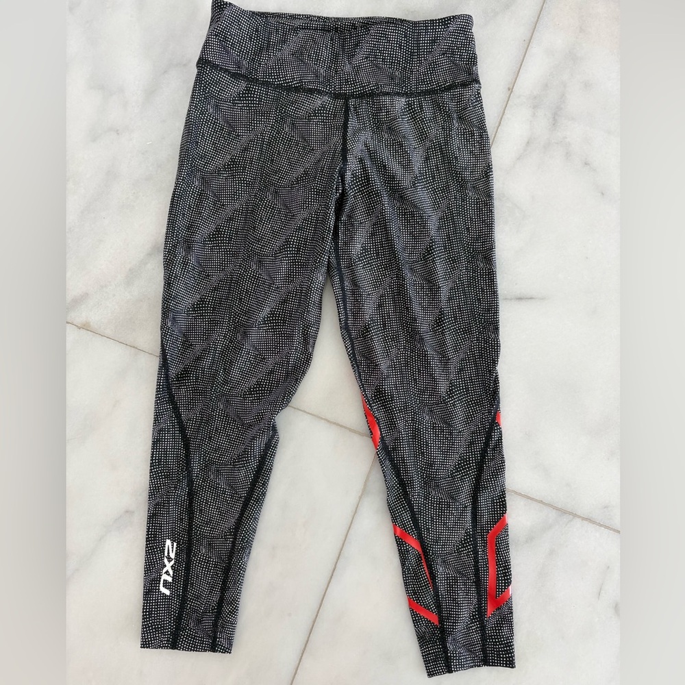 2XU Woman’s Black and Red Leggings